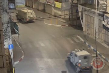 تمهيدا لتفجيره.. الاحتلال يأخذ قياسات منزل أسير في دورا تمهيدا لتفجيره.. الاحتلال يأخذ قياسات منزل أسير في دورا