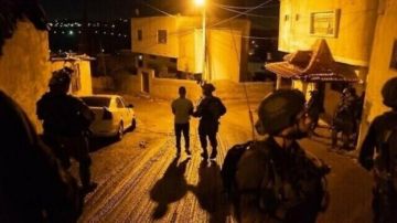 الاحتلال يشن حملة اعتقالات بالضفة تطال أسرى محررين وذوي شهداء الاحتلال يشن حملة اعتقالات بالضفة تطال أسرى محررين وذوي شهداء