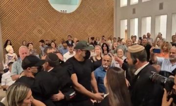 تصفيق حار وهتافات داخل محكمة إسرائيلية أثناء دخول جنود متهمين باغتصاب أسير فلسطيني (فيديو) تصفيق حار وهتافات داخل محكمة إسرائيلية أثناء دخول جنود متهمين باغتصاب أسير فلسطيني (فيديو)