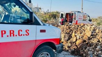 الاحتلال يفرض حصارا على بيت أمر ويحتجز عشرات المواطنين الاحتلال يفرض حصارا على بيت أمر ويحتجز عشرات المواطنين