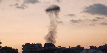 الاحتلال يواصل خرق الاتفاق في غزة.. قصف ونسف مبان 