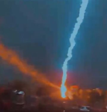 صاعقة برق قوية تضرب مقر الدفاع المدني الفلسطيني في بيتونيا غرب رام الله ..فيديو