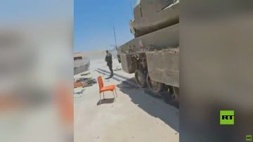 قطاع غزة.. جندي إسرائيلي يظهر خط موراج أمام مبنى مطاحن المحيط الكبرى قطاع غزة.. جندي إسرائيلي يظهر خط موراج أمام مبنى مطاحن المحيط الكبرى