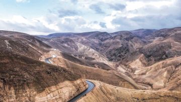 إصابة سائق مركبة في اعتداء مستوطنين على طريق المعرجات شمال غرب أريحا