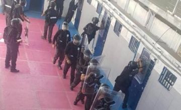 إدارة سجون الاحتلال تنقل الأسرى المضربين إلى زنازين العزل الإنفرادي