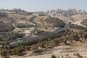 الاحتلال يخطط لإقامة حي استيطاني ومنشأة نفايات في قلنديا شمال القدس المحتلة