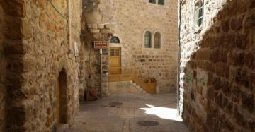 الاحتلال يغلق أبواب منازل في الخليل بـ لحام الأوكسجين