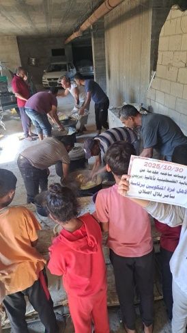 الجالية الفلسطينية في بريمن توزع وجبات ساخنة وسقيا الماء على النازحين بخان يونس