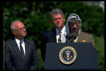 في مقال عن مفارقة اغتيال رابين: تحدث منفردا مع عرفات وفجأة خرج من الغرفة ووجهه محمر وغاضبا في مقال عن مفارقة اغتيال رابين: تحدث منفردا مع عرفات وفجأة خرج من الغرفة ووجهه محمر وغاضبا