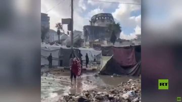 قطاع غزة.. أمطار غزيرة تغمر خيام النازحين قطاع غزة.. أمطار غزيرة تغمر خيام النازحين