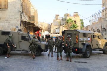 الاحتلال يحتجز عشرات المواطنين ويستجوبهم ويعتدي عليهم بالضرب في بيت أمر