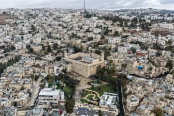 قرار إسرائيلي جديد يمس الحرم الإبراهيمي.. ونداءات فلسطينية لوقف التهويد قرار إسرائيلي جديد يمس الحرم الإبراهيمي.. ونداءات فلسطينية لوقف التهويد