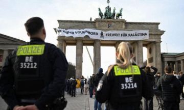 نشطاء يرفعون لافتة تطالب بـالحرية لفلسطين فوق بوابة براندنبورغ الشهيرة بألمانيا