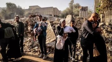 انتشال رفات 14 شهيدا من تحت أنقاض منزلين في غزة