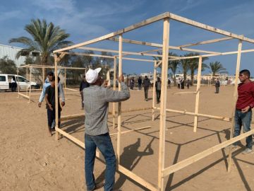 غرفة العمليات الحكومية تشرع بإنشاء أول مركز إيواء بخيام محلية الصنع في دير البلح