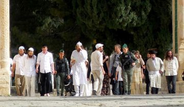 عشرات المستوطنين يقتحمون باحات الأقصى تحت حماية قوات الاحتلال