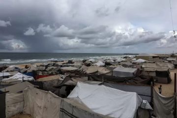 غرق عشرات خيام النازحين منخفض جوي يفاقم معاناة آلاف العائلات في غزة