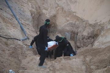 وزير الدفاع الإسرائيلي يوجه الجيش بتدمير كافة الأنفاق في غزة وزير الدفاع الإسرائيلي يوجه الجيش بتدمير كافة الأنفاق في غزة