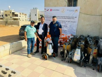 الإغاثة الزراعية تسلم معدات ومدخلات زراعية لـ102 مزارع في مسافر يطا تعزيزا لصمودهم