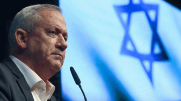 غانتس يتعرى أمام الإسرائيليين غانتس يتعرى أمام الإسرائيليين