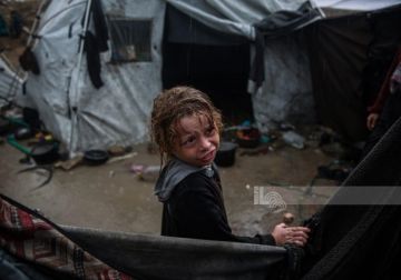 غزة: الأمطار الغزيرة تفاقم معاناة النازحين وتغرق خيامهم غزة: الأمطار الغزيرة تفاقم معاناة النازحين وتغرق خيامهم