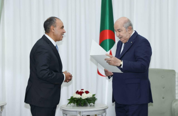 حاملا رسالة من السيسي.. القاهرة تكشف تفاصيل لقاء وزير خارجيتها مع الرئيس الجزائري حاملا رسالة من السيسي.. القاهرة تكشف تفاصيل لقاء وزير خارجيتها مع الرئيس الجزائري