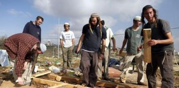 مستوطنون بحماية قوات الاحتلال يقتحمون حمامات المالح بالأغوار الشمالية مستوطنون بحماية قوات الاحتلال يقتحمون حمامات المالح بالأغوار الشمالية