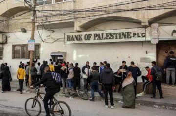تقرير توقف السحب والإيداع في مصارف غزة يثير ضجر العملاء