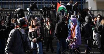 احتجاجات ضد حكومة ميلوني ودعمها لإسرائيل تتسبب في إلغاء رحلات جوية بإيطاليا احتجاجات ضد حكومة ميلوني ودعمها لإسرائيل تتسبب في إلغاء رحلات جوية بإيطاليا