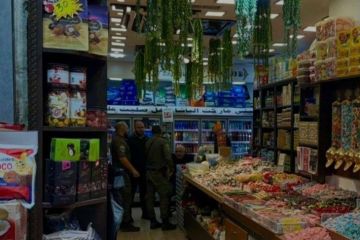 القدس.. مستوطنان يعتديان على أصحاب المحال التجارية والاحتلال يعتقل 4 مواطنين القدس.. مستوطنان يعتديان على أصحاب المحال التجارية والاحتلال يعتقل 4 مواطنين