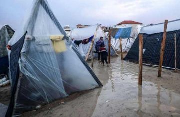 منخفض جوي يكشف بؤس حياة النازحين في مدينة غزة منخفض جوي يكشف بؤس حياة النازحين في مدينة غزة