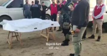 بالفيديو سرايا القدس تسلم الصليب الأحمر جثة أسير إسرائيلي في دير البلح