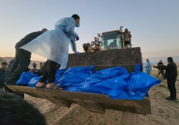 الاحتلال يسلم 30 جثمانا لشهداء من قطاع غزة