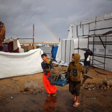 الدفاع المدني: غرق عشرات الخيام في مواصي خان يونس بمياه الأمطار الدفاع المدني: غرق عشرات الخيام في مواصي خان يونس بمياه الأمطار