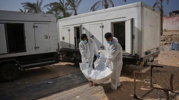 بالفيديو مجمع ناصر الطبي يتسلم جثامين 45 شهيدا أفرج عنهم الاحتلال