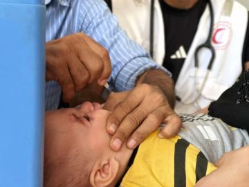 إقبال الأهالي يتصدر مشهد اليوم الأول من حملة التطعيمات التي ينفذها الهلال الأحمر الفلسطيني