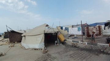 شتاء ثالث بلا مأوى.. نازحو غزة يواجهون البرد بخيام ممزقة شتاء ثالث بلا مأوى.. نازحو غزة يواجهون البرد بخيام ممزقة