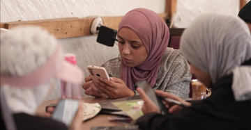 فرحة عارمة بين خيام النازحين احتفالا بنتائج الثانوية العامة في غزة فرحة عارمة بين خيام النازحين احتفالا بنتائج الثانوية العامة في غزة