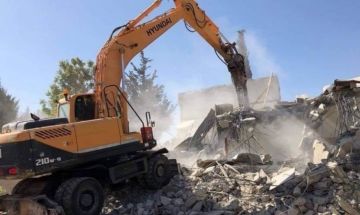 الاحتلال يهدم منشأة ويخطر أخرى بالهدم في عرابة