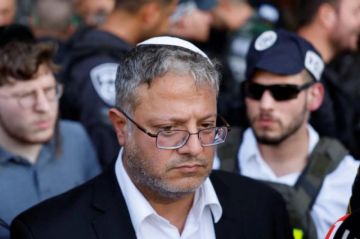 بالفيديو المتطرف بن غفير يداهم منازل الفلسطينيين وينكل بالشبان في الرملة واللد بالفيديو المتطرف بن غفير يداهم منازل الفلسطينيين وينكل بالشبان في الرملة واللد