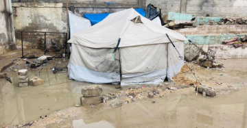 غزة.. مياه الأمطار تغرق آلاف الخيام وتتسرب إلى المستشفيات غزة.. مياه الأمطار تغرق آلاف الخيام وتتسرب إلى المستشفيات