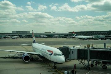 هآرتس: نحو 100 فلسطيني من غزة عالقون داخل طائرة في جنوب أفريقيا هآرتس: نحو 100 فلسطيني من غزة عالقون داخل طائرة في جنوب أفريقيا