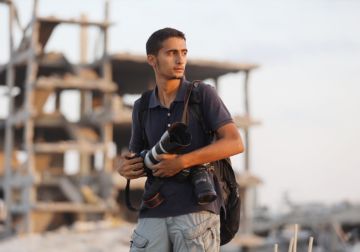 الصحفي الغزي عمر اشتوي يفوز بجائزة إيان باري العالمية للتصوير الصحفي لعام 2025: عدستي تقول.. كفى لغزة 