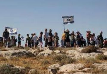 مستعمرون يحطمون قبورا في مقبرة باب الرحمة قرب المسجد الأقصى