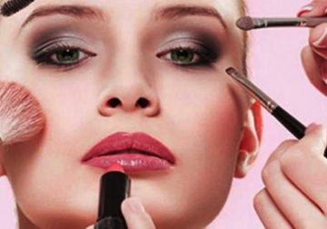 خطوات بسيطة وآمنة للتخلص من بقع المكياج مع الحفاظ على الملابس