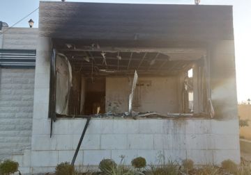 مستعمرون يضرمون النار في منزل بقرية أبو فلاح