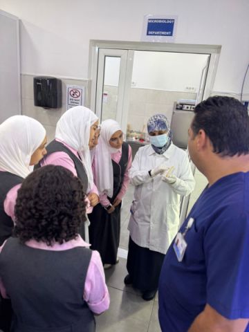طلاب ثانوية الاستجابة يتعرفون على بيئة العمل الطبي خلال زيارة ميدانية إلى مستشفى الراعي