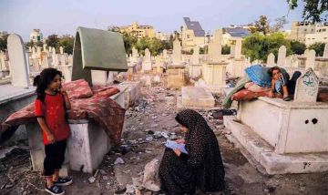 مقابر غزة تنبض بالحياة... نازحون يعيشون بين الموتى