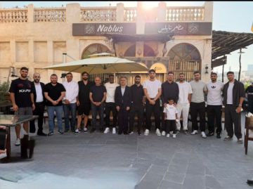 سفير دولة فلسطين في قطر يلتقي نجوم المنتخب الوطني ويؤكد دعمه لهم في حمل رسالة الوطن