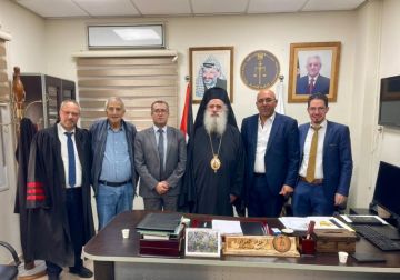 المطران عطا الله حنا يزور مكتب النيابة العامة في بيت لحم